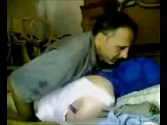 زیبایی در لباس زیر پلنگ با یک مینی ویبراتور روی کلیپ متحرک سکس تخت خودارضایی می کند