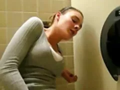 یک عکس خفن سکسی متحرک دختر شلوغ سکسی از ترسیدن گربه خود در تفرجگاه نمی ترسد