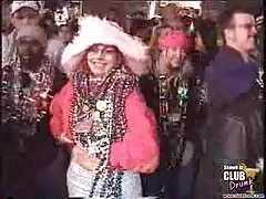 یک جوکر جوان یک مقعد بزرگ و مهبل عکس متحرک سکس حیوانات را با وجود شورت داخل واژن نشان می دهد