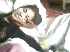 شلخته جوان اجازه می عکس های متحرک سوپر دهد تا یک دسته از بچه ها ادرار را تحقیر و تخلیه کنند