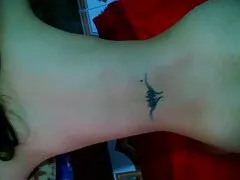 یک زن جوان سیاهپوش شورت خود را کنار گذاشت و sexy متحرک آقا را لعنتی کرد