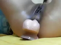بیدمشک جوان ژاپنی که سعی متحرک سک سی در مقابله با ویبراتور عظیم درون خود دارد